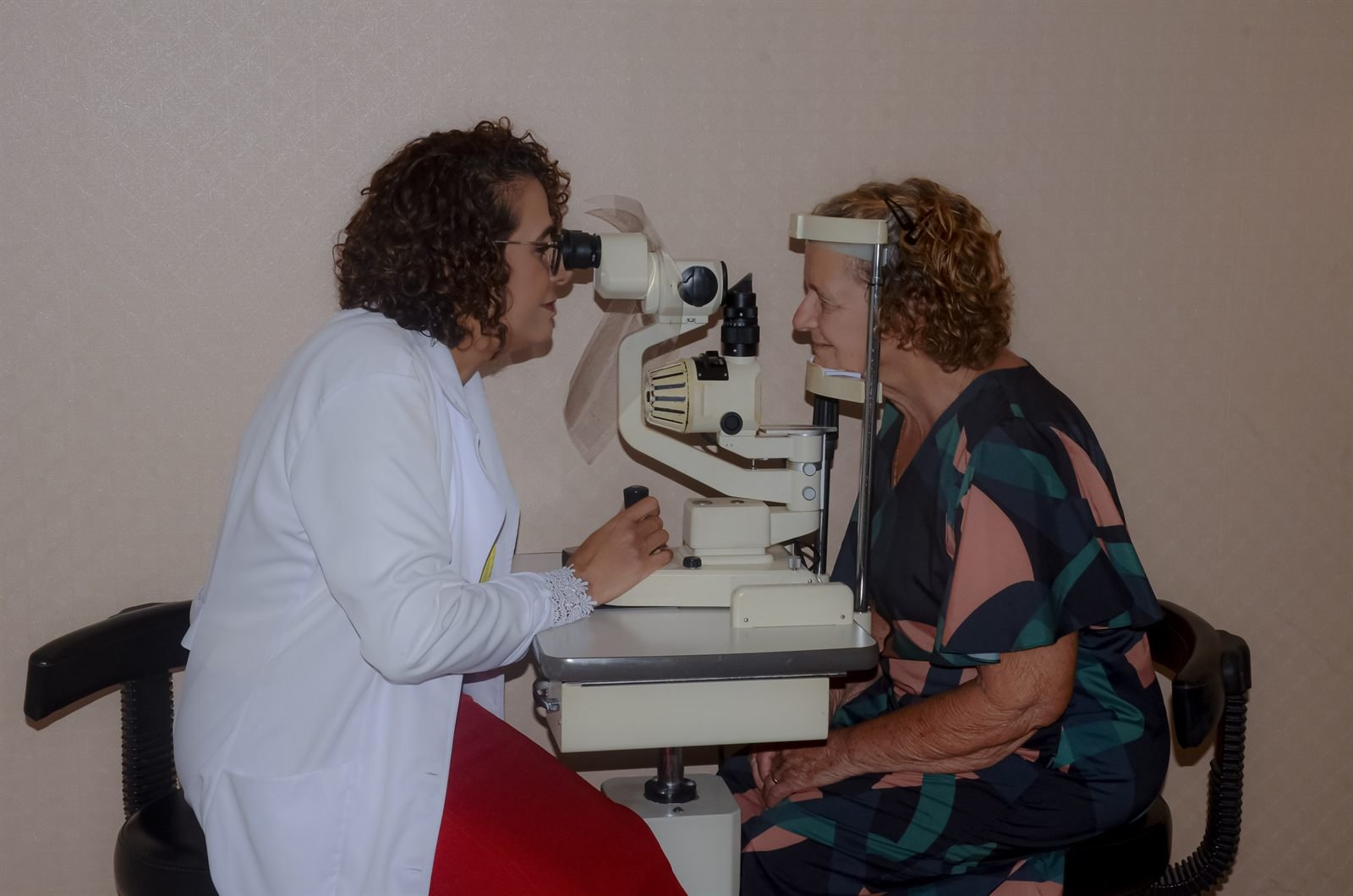 Dra. Samyra Chamoun examinando uma paciente na lâmpada de fenda