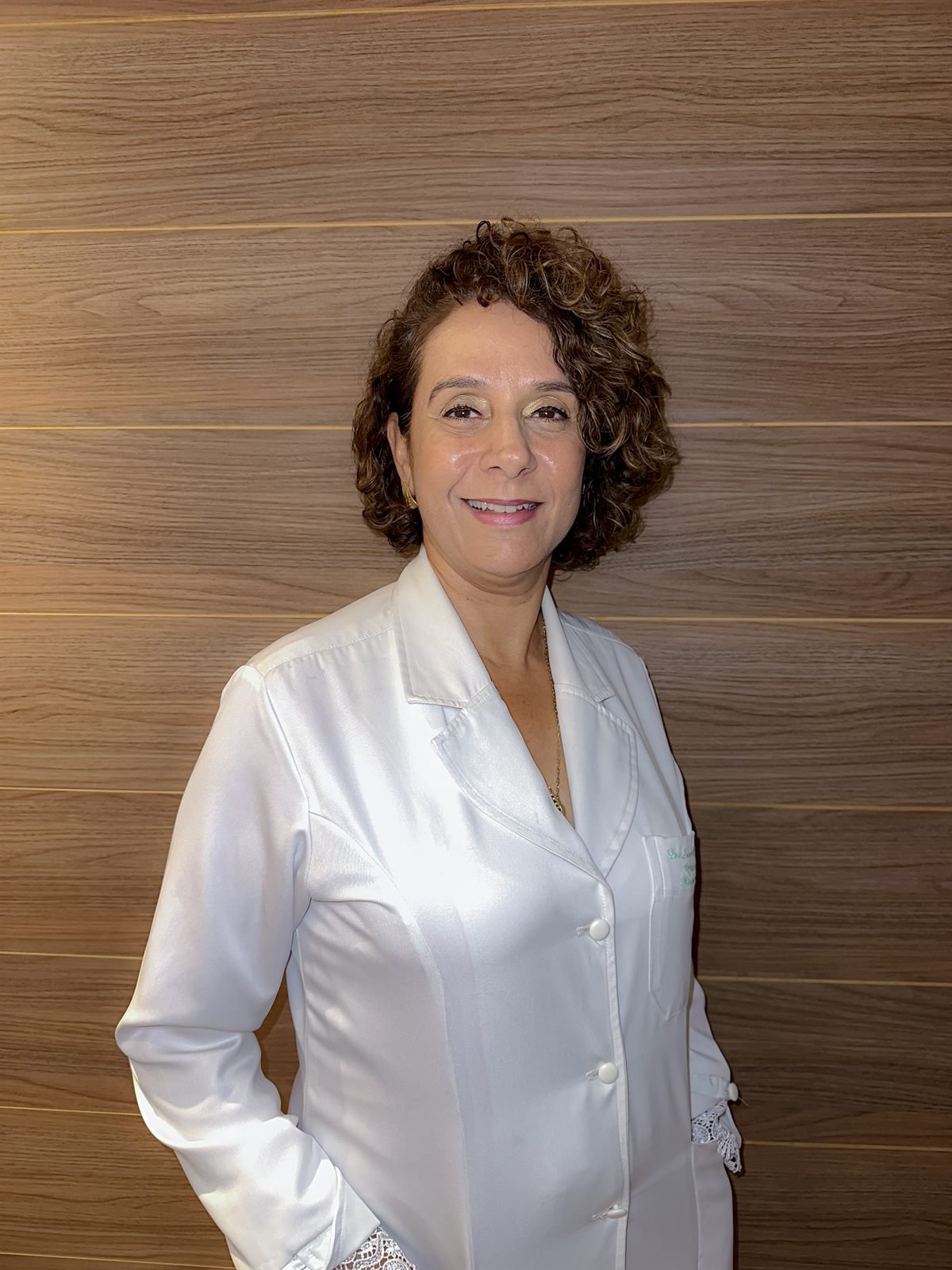 Dra. Samyra Chamoun, oftalmologista e cirurgiã oculoplástica