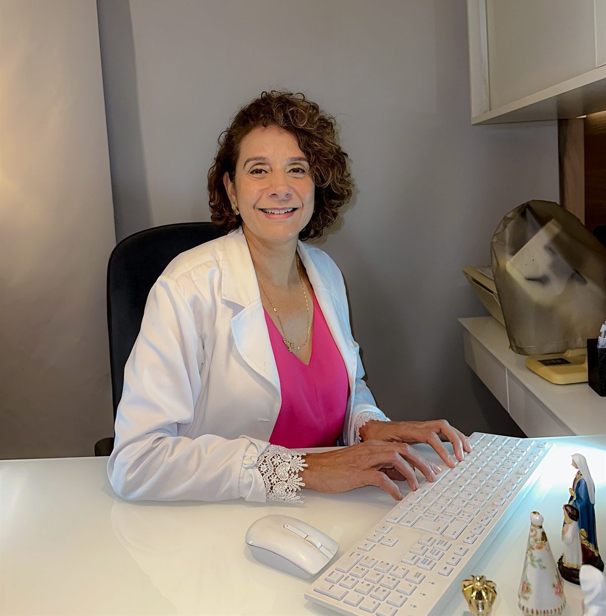 Dra. Samyra Chamoun em seu consultório